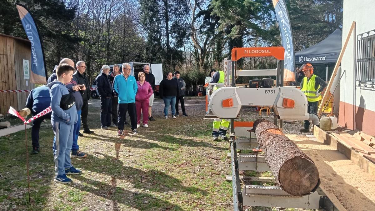Asistentes a una de las demostraciones en un aserradero portátil, este sábado en Baroña.