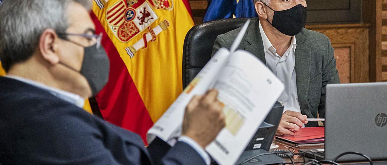 Román Rodríguez y Ángel Víctor Torres en el Consejo de Gobierno de ayer . | | ACFI PRESS
