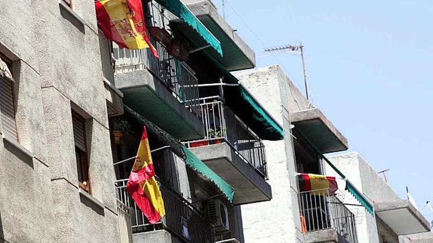 Banderas de las selección, en un bloque de viviendas de Elche.