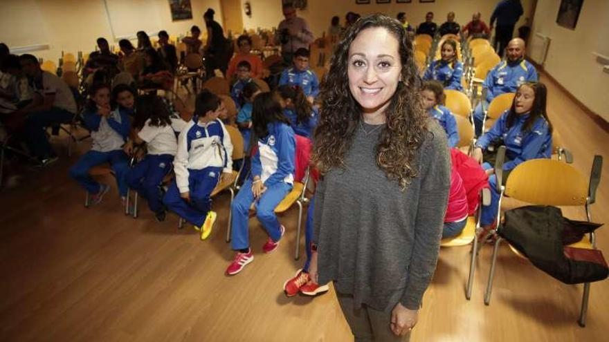 Alba García charla con los integrantes de la Escuela de Natación Corvera