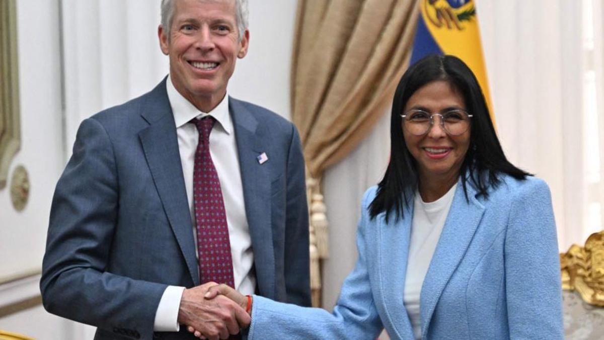 La presidenta «encarregada» de Veneçuela, Delcy Rodríguez, i el secretari d’Energia dels EUA, Chris Wright, dimecres a Caracas. | ARIANA CUBILLOS / AP