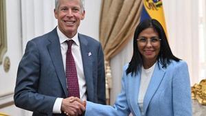 La presidenta «encarregada» de Veneçuela, Delcy Rodríguez, i el secretari d’Energia dels EUA, Chris Wright, dimecres a Caracas. | ARIANA CUBILLOS / AP