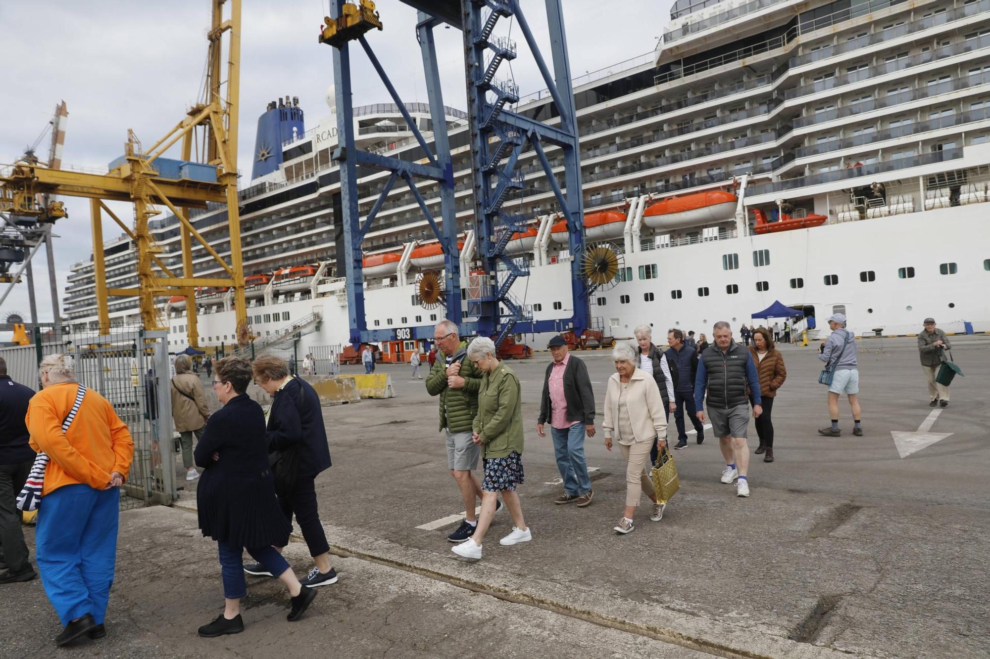 Así es el "Arcadia", el primer crucero que llegó a El Musel y hoy vuelve a Gijón (en imágenes)