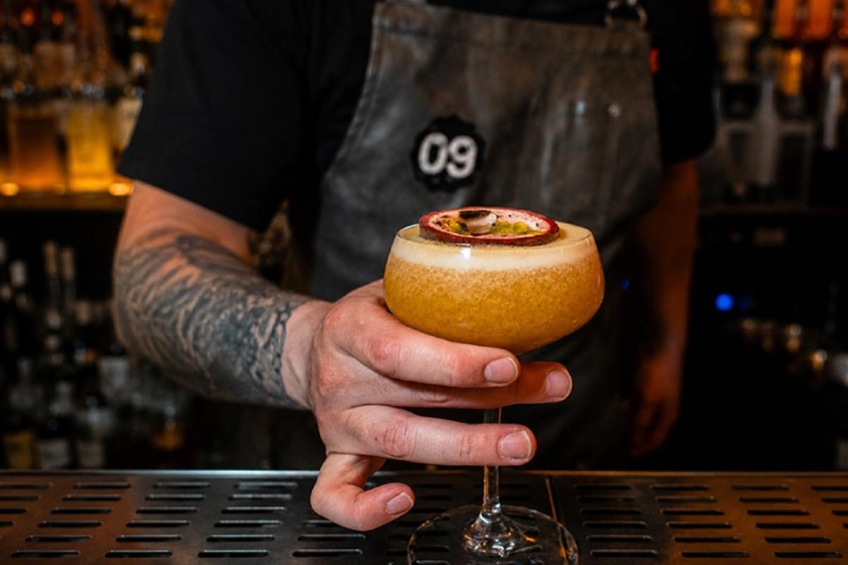 Pasión Pisco Sour   Pisco, fruta de la pasión, limón, vainilla y clara de huevo en Lola 09