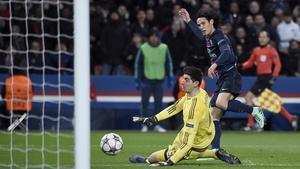 Cavani supera a Courtois en el gol del triunfo del PSG.