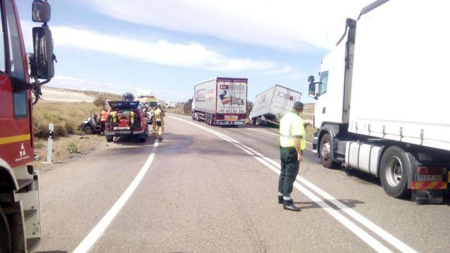 Fallece el conductor de un turismo al colisionar con un camión en la N-II