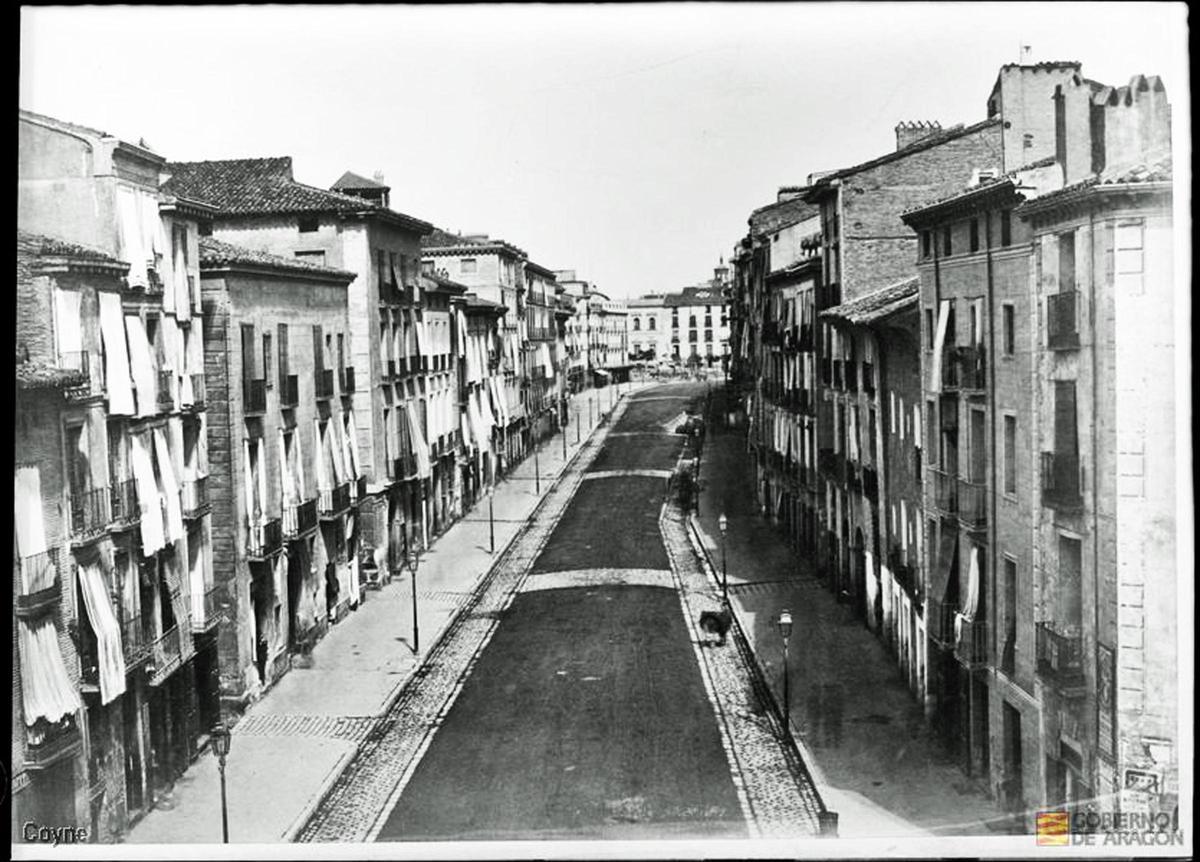 Aspecto del Coso Medio, con la actual plaza de España al fondo, hacia 1884.