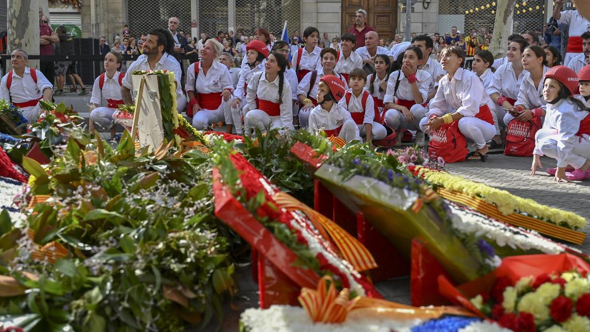 Instituciones, partidos y entidades en la ofrenda floral a Rafael Casanova en la Diada de 2023.