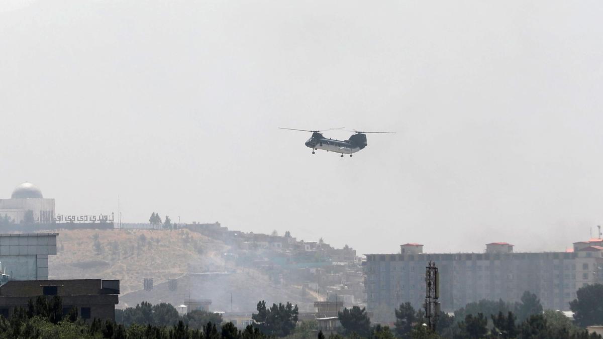 Pla general d&#039;un avió militar de repatriació sobrevolant Kabul