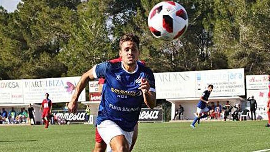 Diego, delantero del Sant Rafel, persigue el cuero con ahínco en una acción ofensiva ante el Alcúdia.