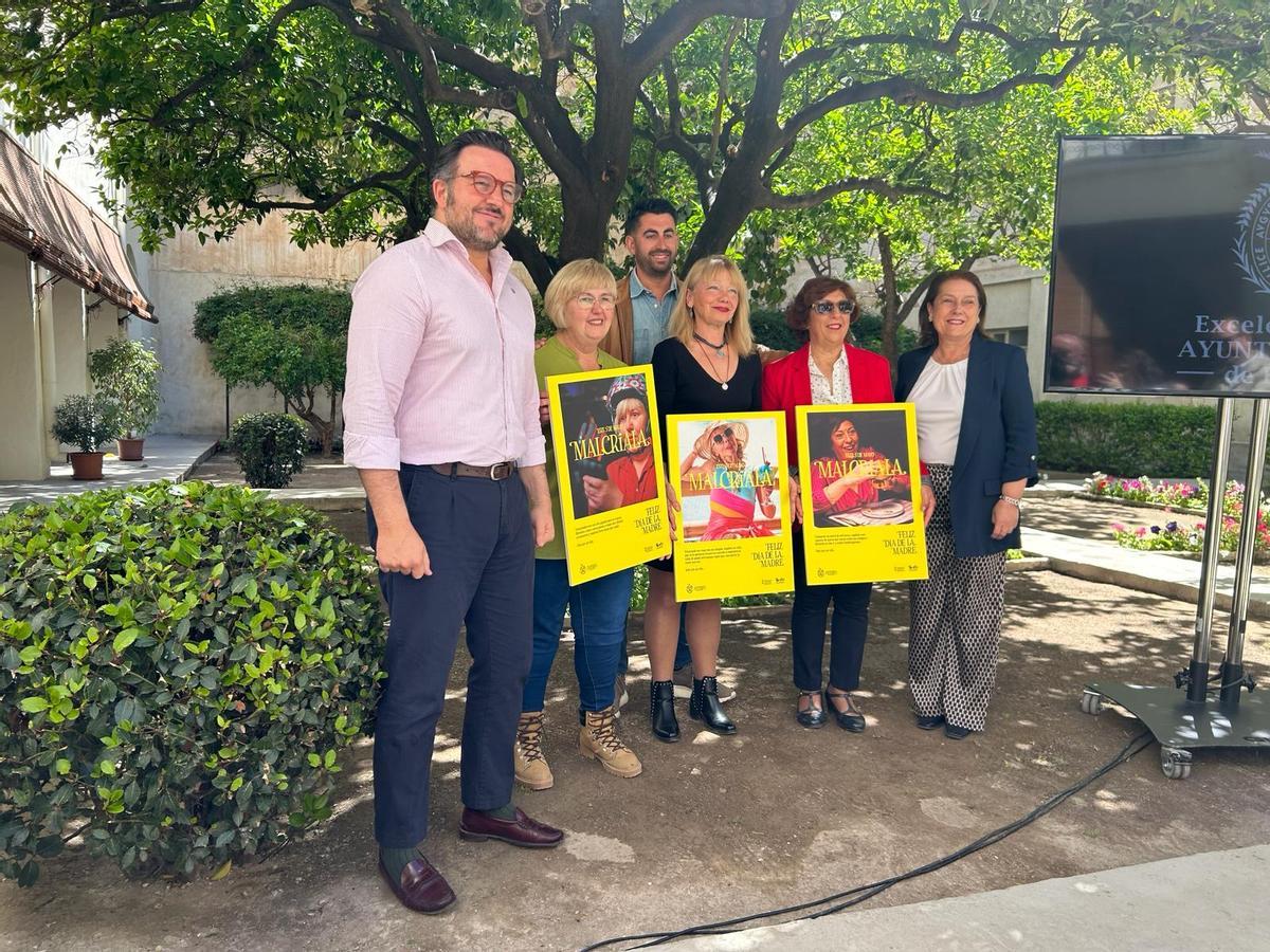 El alcalde, con la concejala, el responsable del spot y las tres actrices