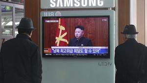 Dos surcoreanos siguen le retransmisión del mensaje de Kim Jong-un, en Seúl.