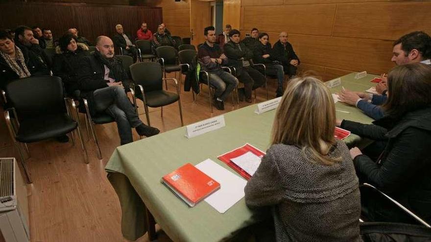 Reunión del alcalde y grupos políticos con los mueblistas para hablar del futuro de la feria. // Bernabé / C.M.V.