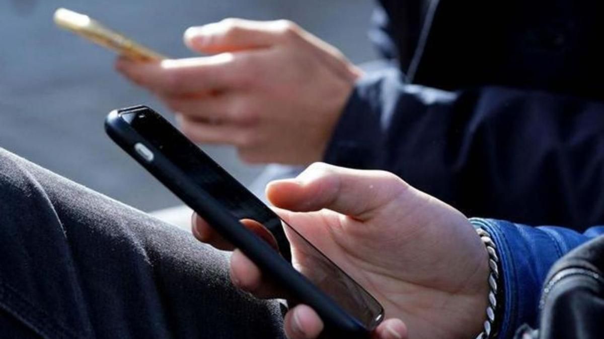 Prohibir el móvil a los niños o educar en un uso responsable? El debate  salta del corrillo de padres en el parque a las instituciones