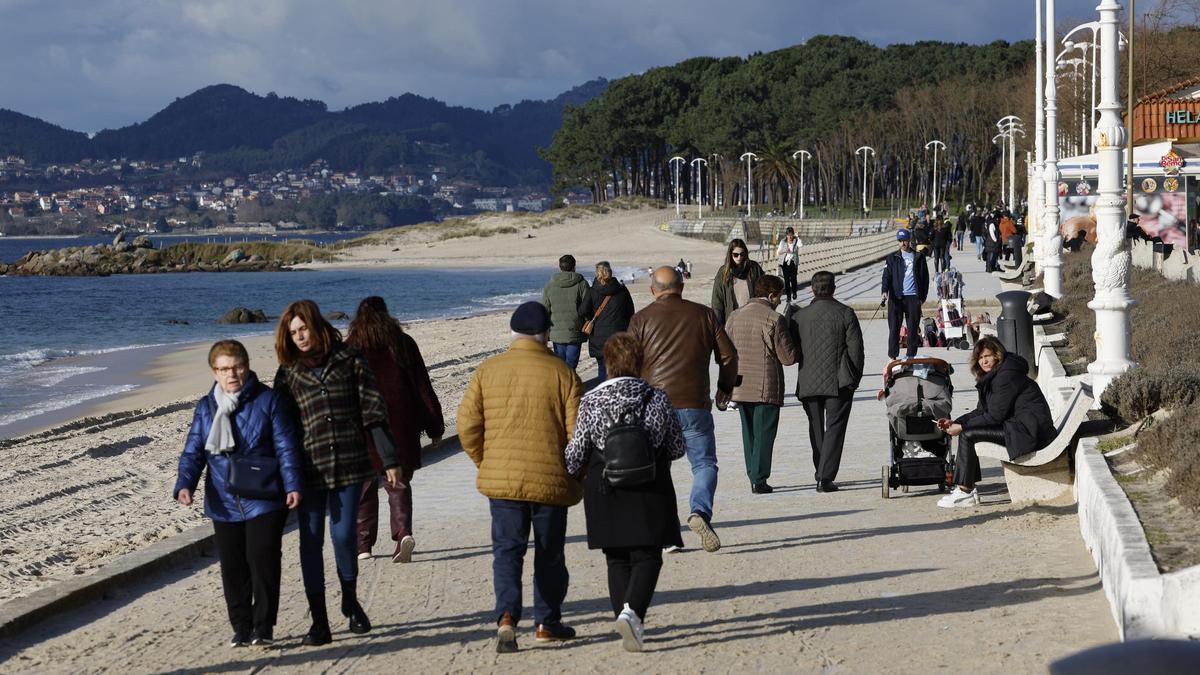 Gente paseando por la playa de Samil en Vigo