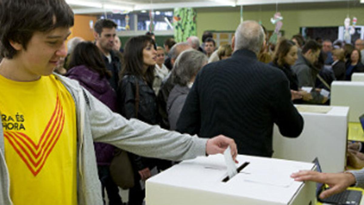 Un joven participa en la consulta soberanista del pasado 9 de noviembre, en Barcelona.