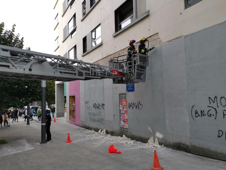 Un herido tras el desprendimiento de varias losetas en un edificio de Bueu. // Santos Álvarez