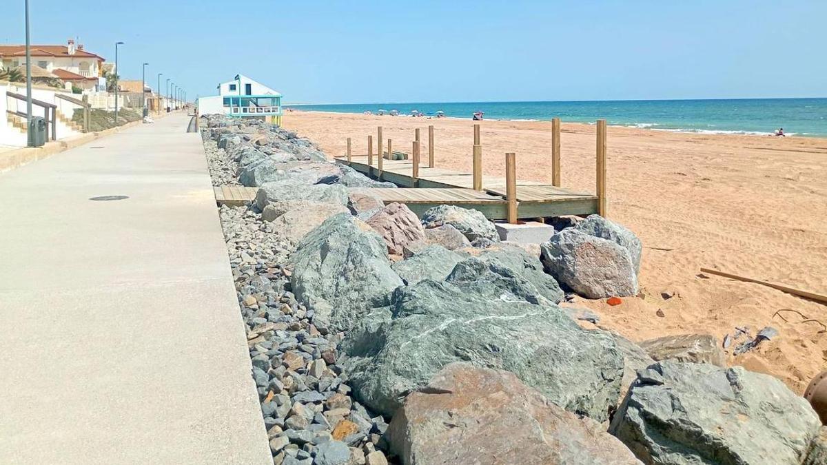 Imagen de las nuevas rampas hacia la playa.