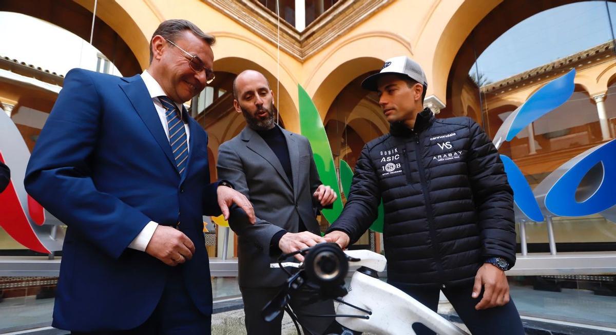 El ciclista cordobés Miguel Muñoz, primero por la derecha, enseña su bicicleta.