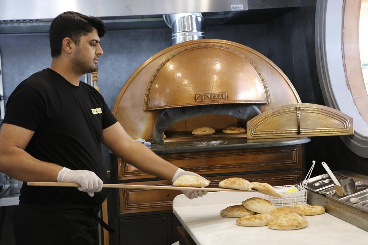 Das Brot wird direkt vor Ort gebacken.