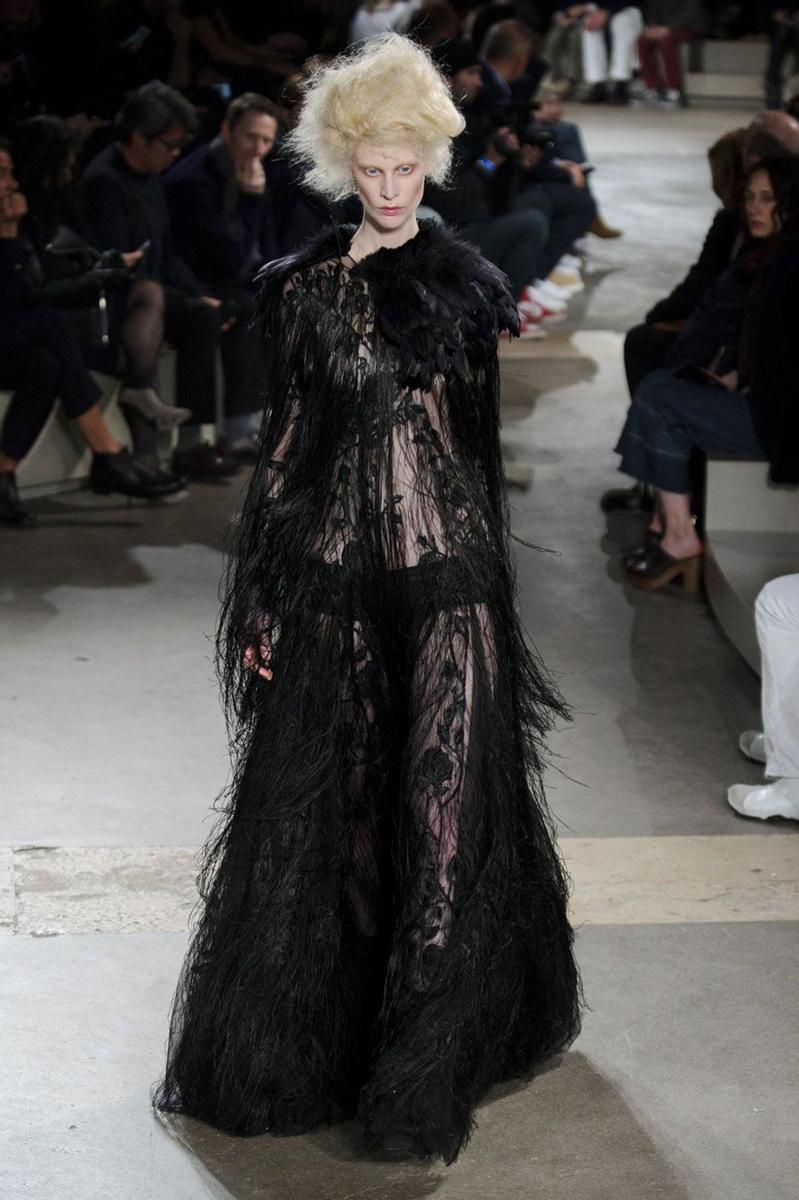 Alexander McQueen Otoño-Invierno 2015/16, vestido semi transparente en negro