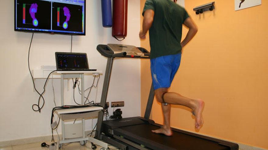 Un hombre realiza un estudio de pisada en la clínica podológica Málaga Centro.