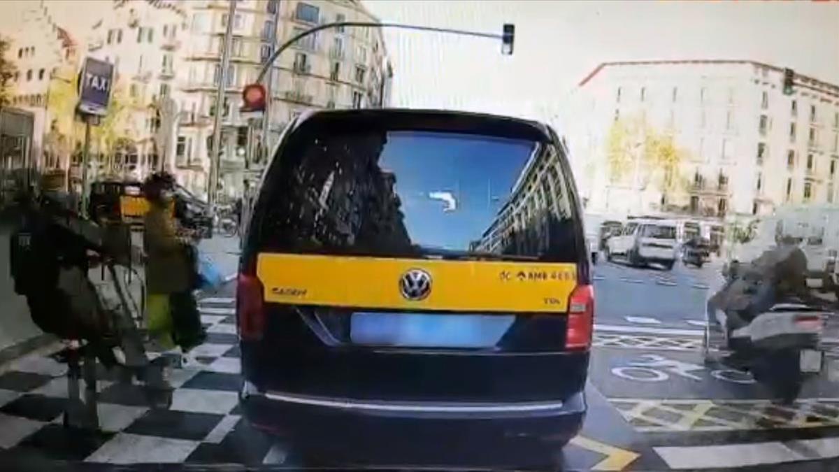 Un patinete atropella a una mujer en la calle de Arago de Barcelona