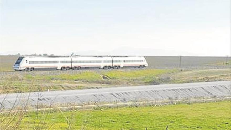 Ferrovial enquista la parálisis del AVE y rechaza reanudar dos obras en Extremadura