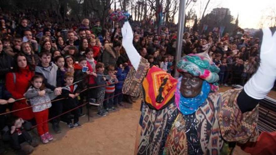 El rei Baltasar, aclamat pels infants en el campament reial del passat 5 de gener.