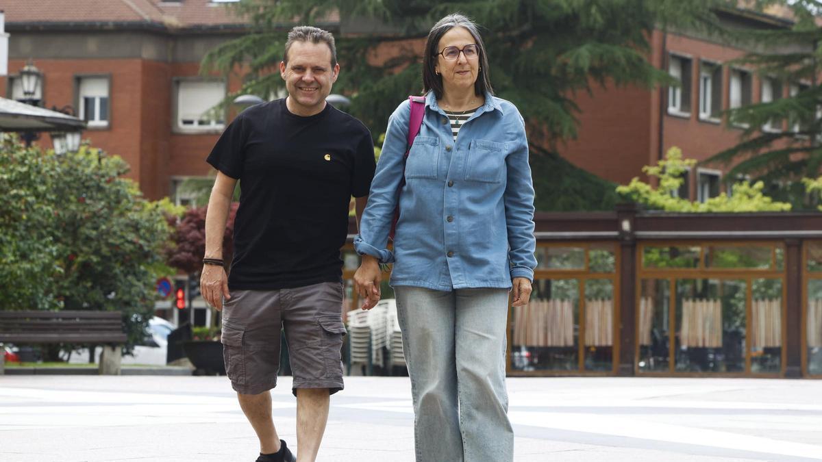 Fernando Fuentes con su mujer Maite Martínez en la plaza del Fresno de Oviedo