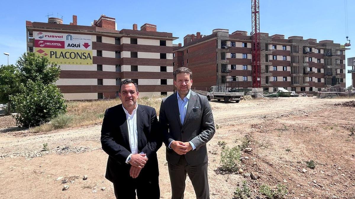 Mariano Lahuerta, responsable de negocio promotor de Ibercaja y  Roberto Ledesma, director territorial de Ibercaja.