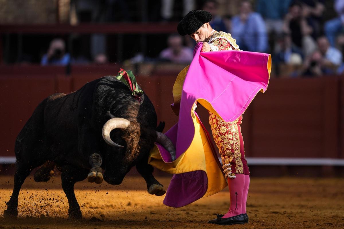 Rubén Pinar lidia a uno de los toros de la corrida celebrada este martes en Sevilla.jpg