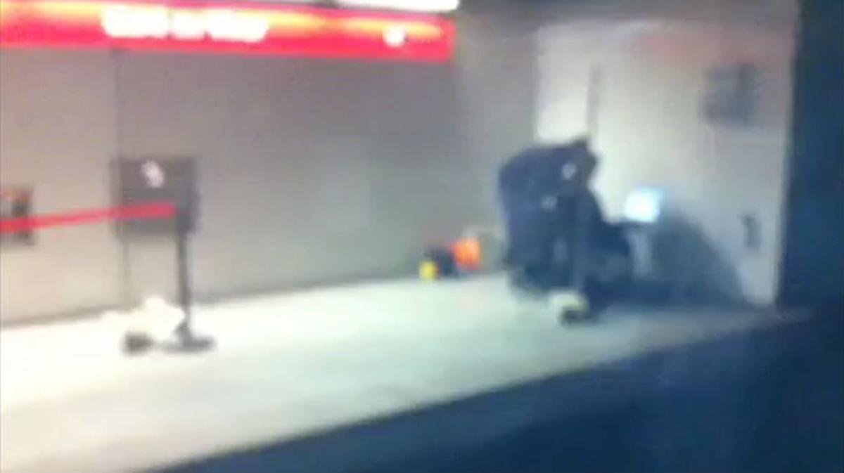 Acumulació d’aigua i sorra a l’estació de metro de Baró de Viver