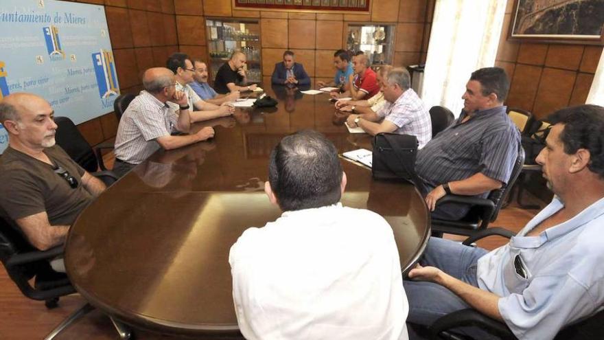 Participantes en la reunión celebrada ayer en el Ayuntamiento de Mieres.