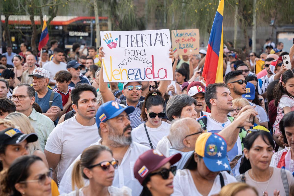 Barcelona. 03/08/2024. Internacional. Manifestación de venezolanos en Plaza Universitat por las elecciones del fin de semana pasado. AUTOR: Marc Asensio      Barcelona, Catalunya, España, Venezuela, venezolanos, manifestación, protesta, elecciones