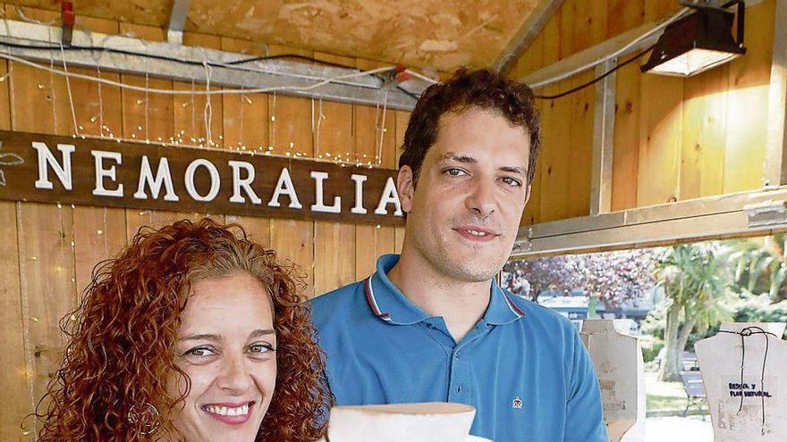 Alicia Blanco y José Luis Díaz, en su puesto, con detalles de sus colgantes reversibles