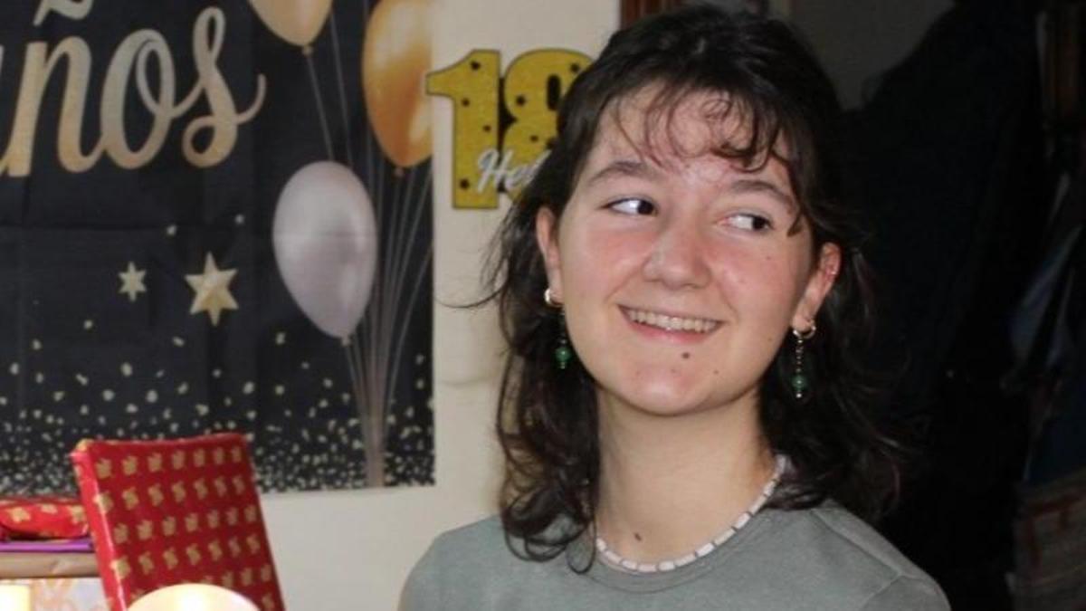 La alumna del IES Los Colegiales Nahia celebra su 13,93 en Selectividad