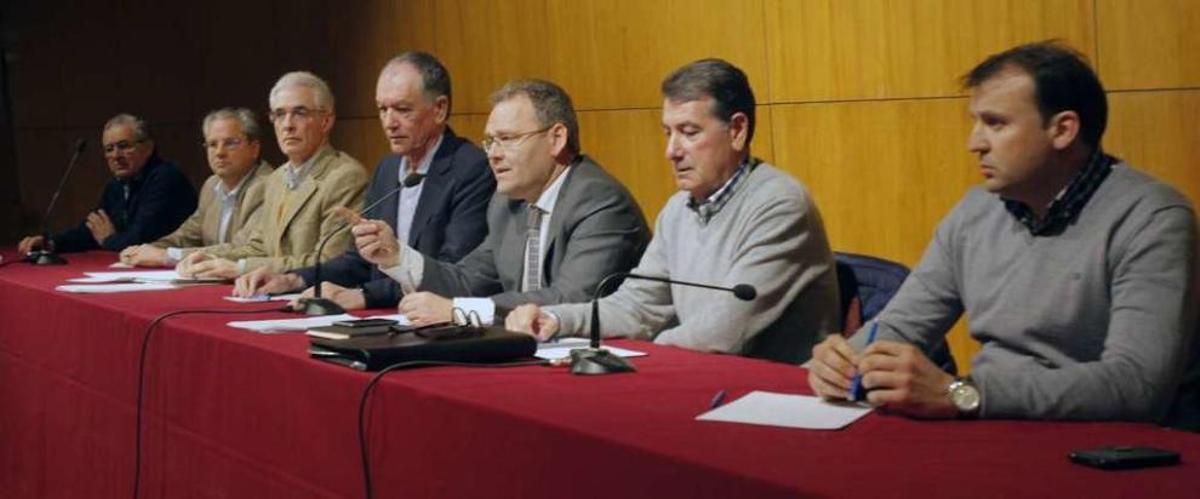 Portavoces de las federaciones del sector del transporte de viajeros, ayer, en Santiago. // Xoán Álvarez