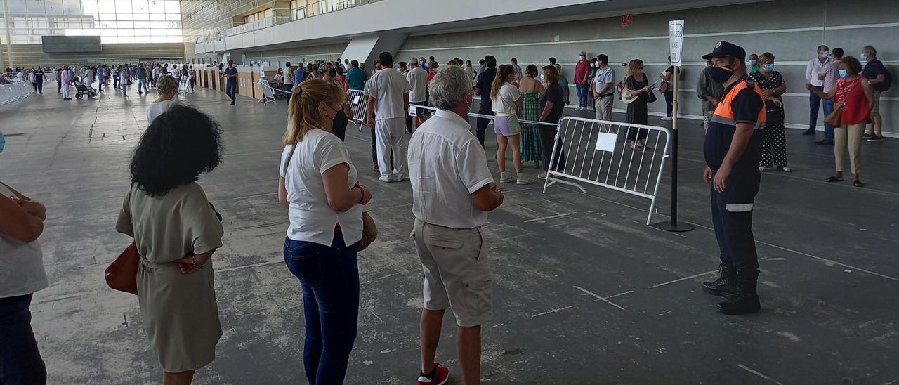 Cola ante los puestos para solicitar el certificado de vacunación.