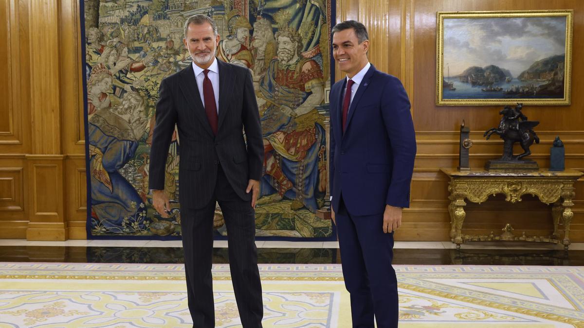 El rey Felipe VI (i) recibe al líder del PSOE y presidente del Gobierno en funciones, Pedro Sánchez, en el marco de la ronda de contactos para designar nuevo candidato al Gobierno de España.
