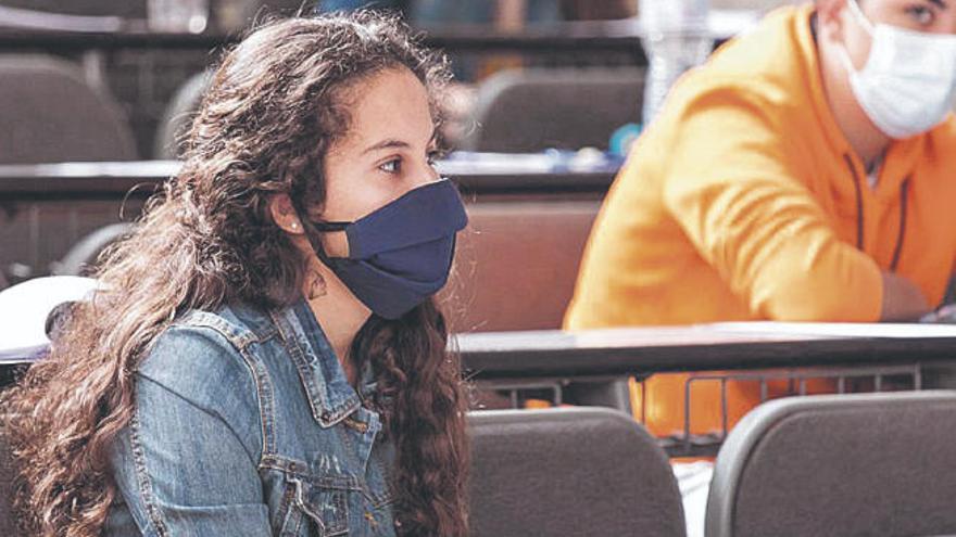 Estudiantes tinerfeños durante la EBAU.