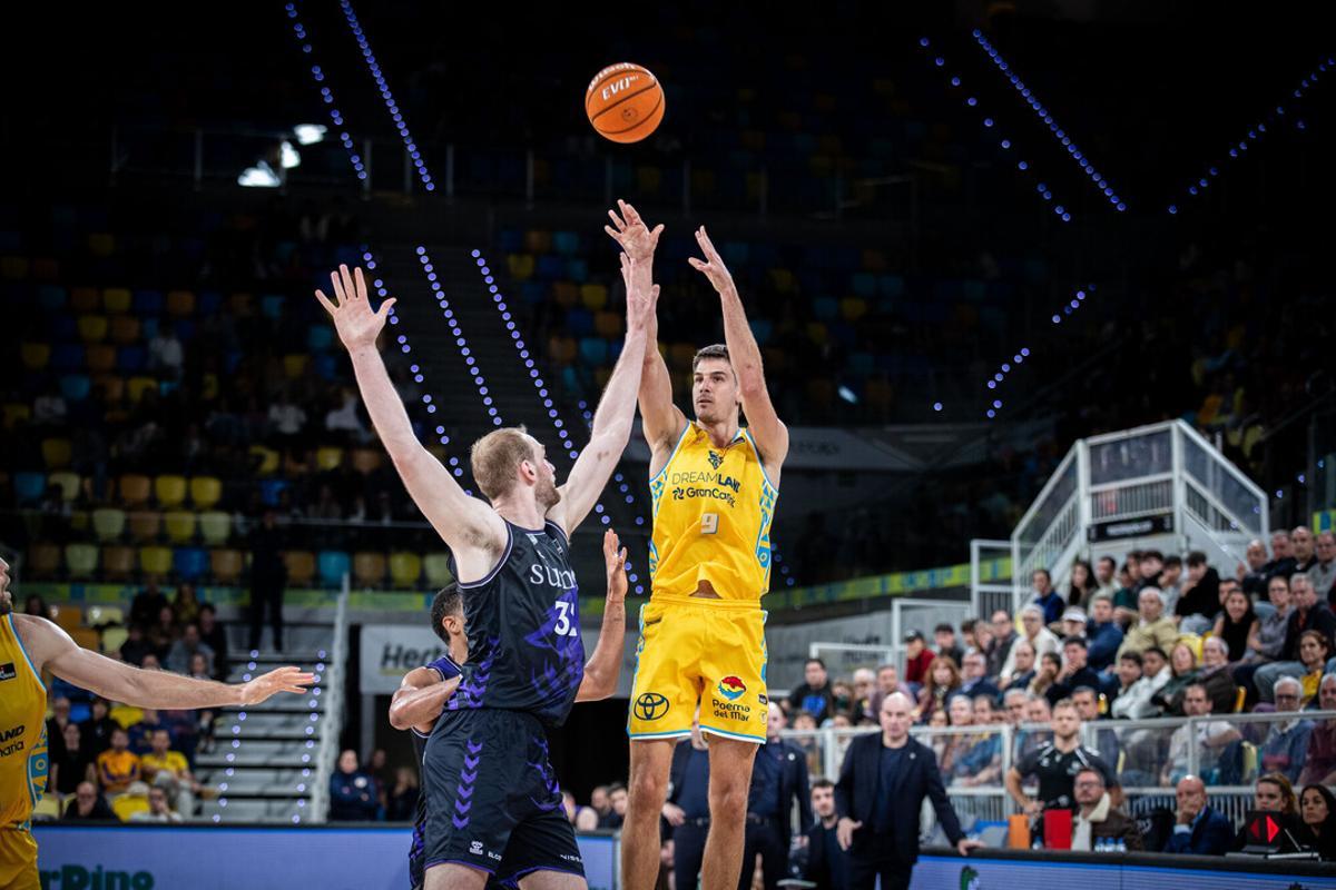 Brussino lanza sobre Hlinason en el último duelo disputado en el Arena ante el Bilbao Basket.