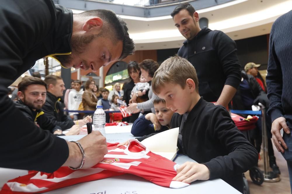 Jugadors del Girona signen autògrafs a l'Espai Gironès