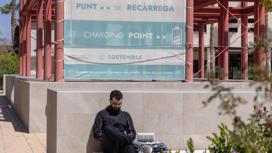 Los trabajadores de la Universidad de Alicante se 