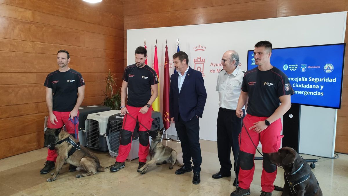 El concejal Fulgencio Perona junto a los bomberos y su nueva unidad canina.