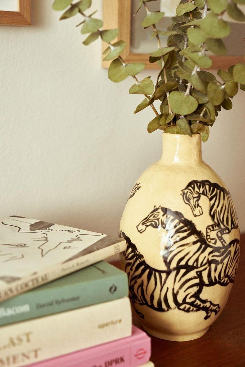 Jarrón de cerámica pintado por Sophia Pega
