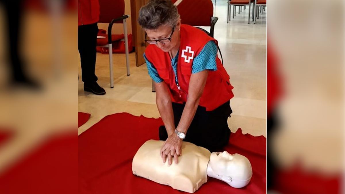 Un momento del taller de primeros auxilios de la Cruz Roja. |