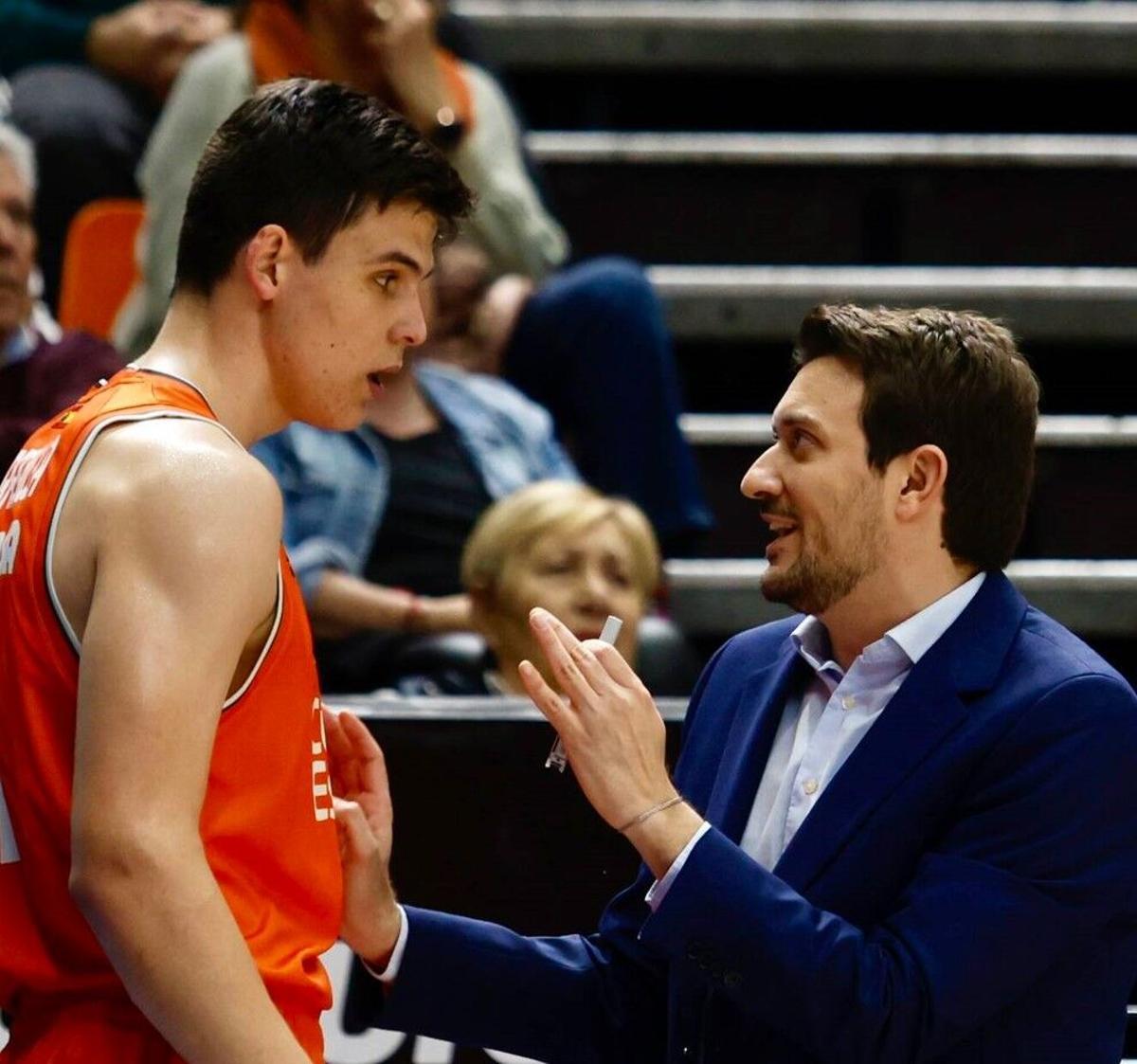 Xavi Albert da instrucciones a Pradilla durante un partido en la Fonteta. BALONCESTO . VALENCIA BASKET CLUB . VBC