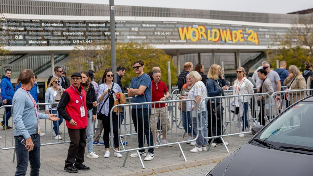 Participantes en la convención de McDonald's en Barcelona, en el registro de la Fira, este domingo.