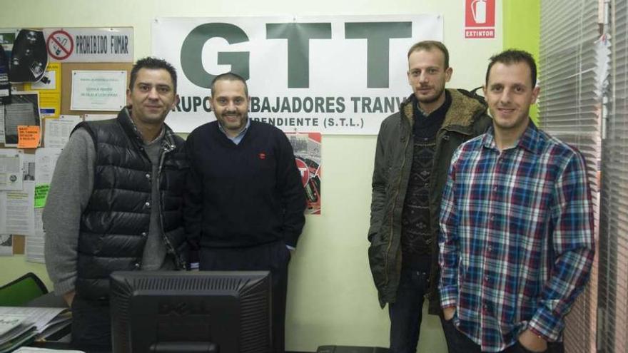 José Ramón Vidal, Miguel Franco, Roberto Castro y Abelardo Uría, en la sede del sindicato GTT. 13fotos